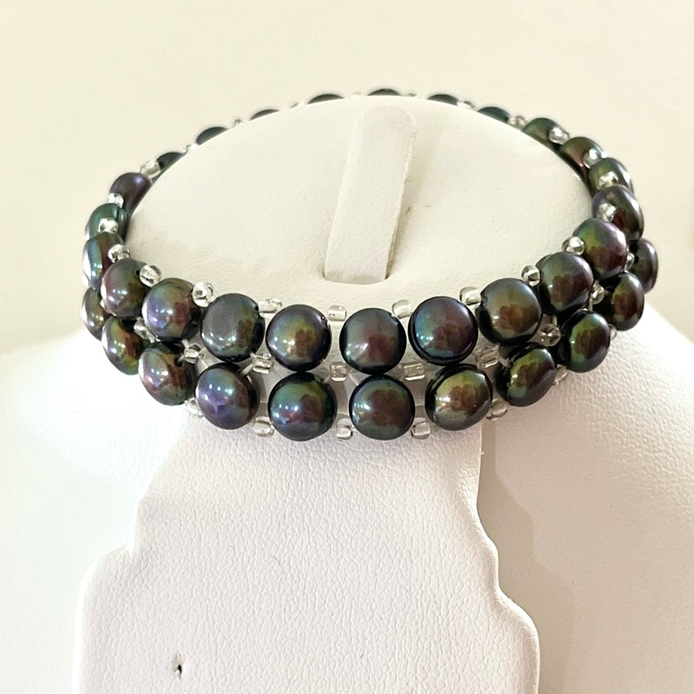 Freshwater pearl bracelet in peacock tones. New!
